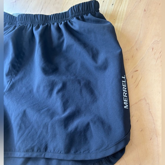 Women’s Merrell running shorts size Medium - Picture 2 of 4